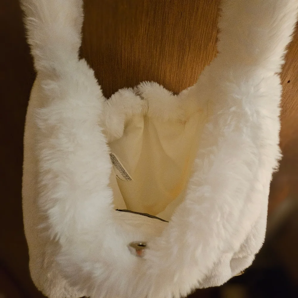 Forever 21 plush white over the shoulder tote bag with magnetic closure snap - Picture 5 of 8